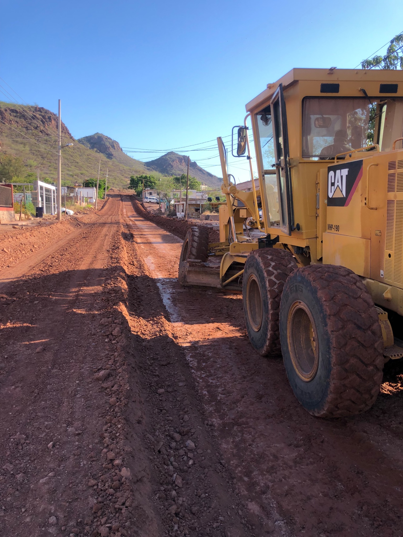 Motoconformadora y compactador en terracerías